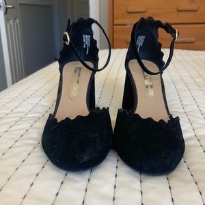 LIKE NEW Black scalloped Audrey brook block heel